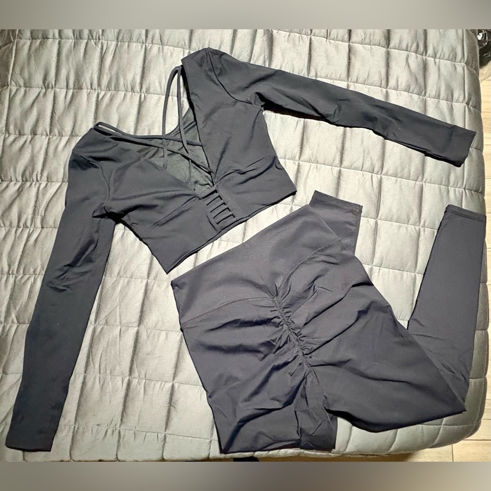 Black Women’s High-Waist Scrunch Leggings & Long-Sleeve Crop Top Set